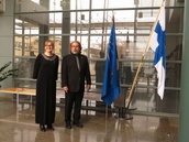 Niina ja Jouko odottavat juhlavastaanoton kutsuvieraita (kuva: Leinot)